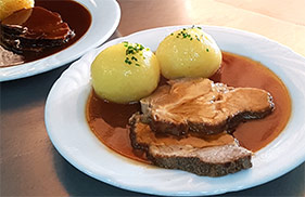 Schweinebraten mit 2 Kloeßen