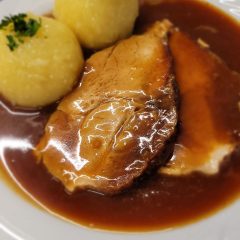 Schweinebraten mit 2 Klößen
